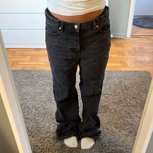 Säljer dessa flare jeans från mango, de har aldrig blivit använda då det blev fel storlek!  