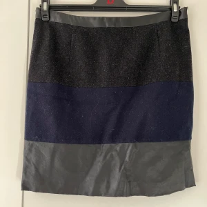 Kjol - Kjol med skinnimitation. Kan skickas