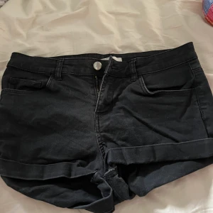Shorts  - Svarta helt vanliga short, sparsamt använda inga synliga slitage 