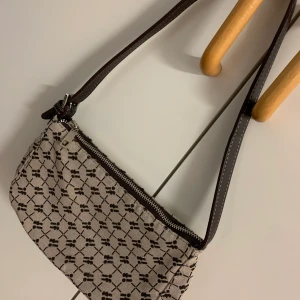 Handväska från UO - Liten handväska köpt från Urban outfitters. Säljes inkl frakt