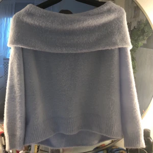 Off shoulder -tröja ifrån hm  -  Ljus blå Off shoulder-tröja ifrån hm i storleken M men passar till mig som har xs/s
