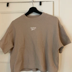 Reebok - Exclusive Collection - ASOS Exclusive tillsammans med Reebok. Slutsåld. Aldrig använd. Nypris 299 