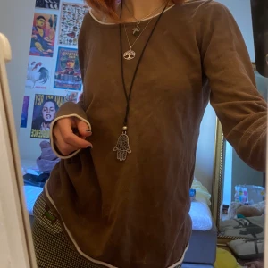 Brun långärmad - Så fin brun tröja med vita kanter 💗