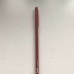 Caia läppenna - Superfin läppenna från Caia i färgen ” Laguna” som Max är använd 2-3 gånger! Den är superfin men har tyvärr för många  läppennor. Nypris 125kr mitt pris 85kr!💕