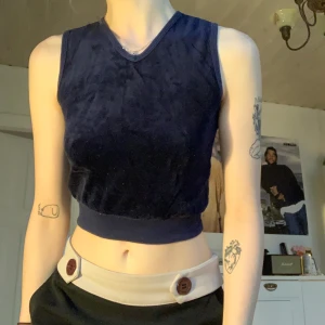 Linne  - Säljer detta croppade linnet som jag köpt på myrorna! Det är i barnstorlek 120 och sitter kroppsnära på mig som brukar bära XS. Jag säljer det för 30kr+frakt och betalning sker via swish🥰