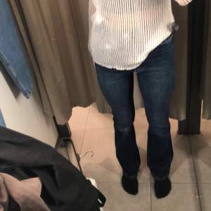 flare jeans från Zara, har bara haft dessa en gång så de är i princip nya och de är i perfekt form.  storlek 34