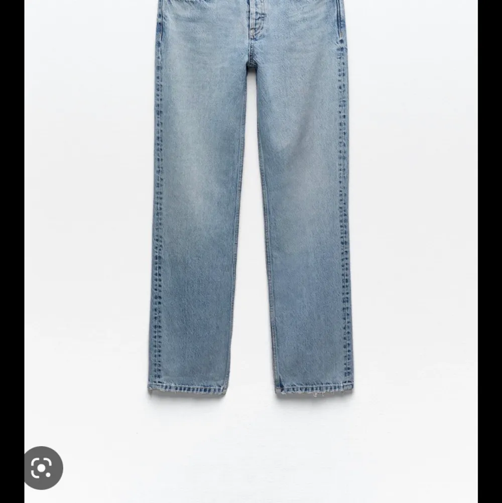  lågmidjade jeans från zara i färgen ljusblå, vill igentligen inte sälja men måste ha plats för nytt🥲om fler är intresserade blir det budgivning🤍. Jeans & Byxor.