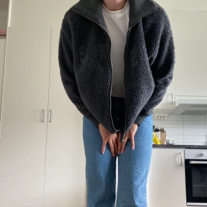 Svea Teddy/Pile Jacket S - Säljer min teddyjacka från Svea. Köptes för några år sedan så är använd med inte särskilt sliten. Oversized i storleken så påminner mer om en M. Kan fixa fler bilder vid intresse!  Pris är exklusive frakt🌸