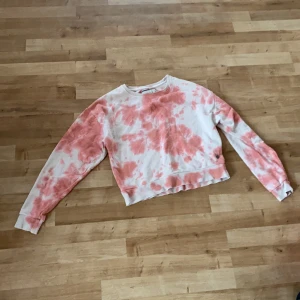 Tröja - En rosa vit tröja! Kontakta mig om ni vill ha den!! Som vanligt så får du swisha mig och jag postar packetet!! Detta är dyrare för att jag inte har frakt 