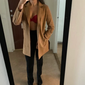 Höst jacka bershka  - Jackan är som ny, använd ett par gånger bara. S men stor 