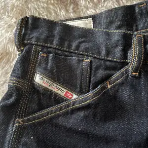 Mörkblå diesel jeans. Nypris 1399kr