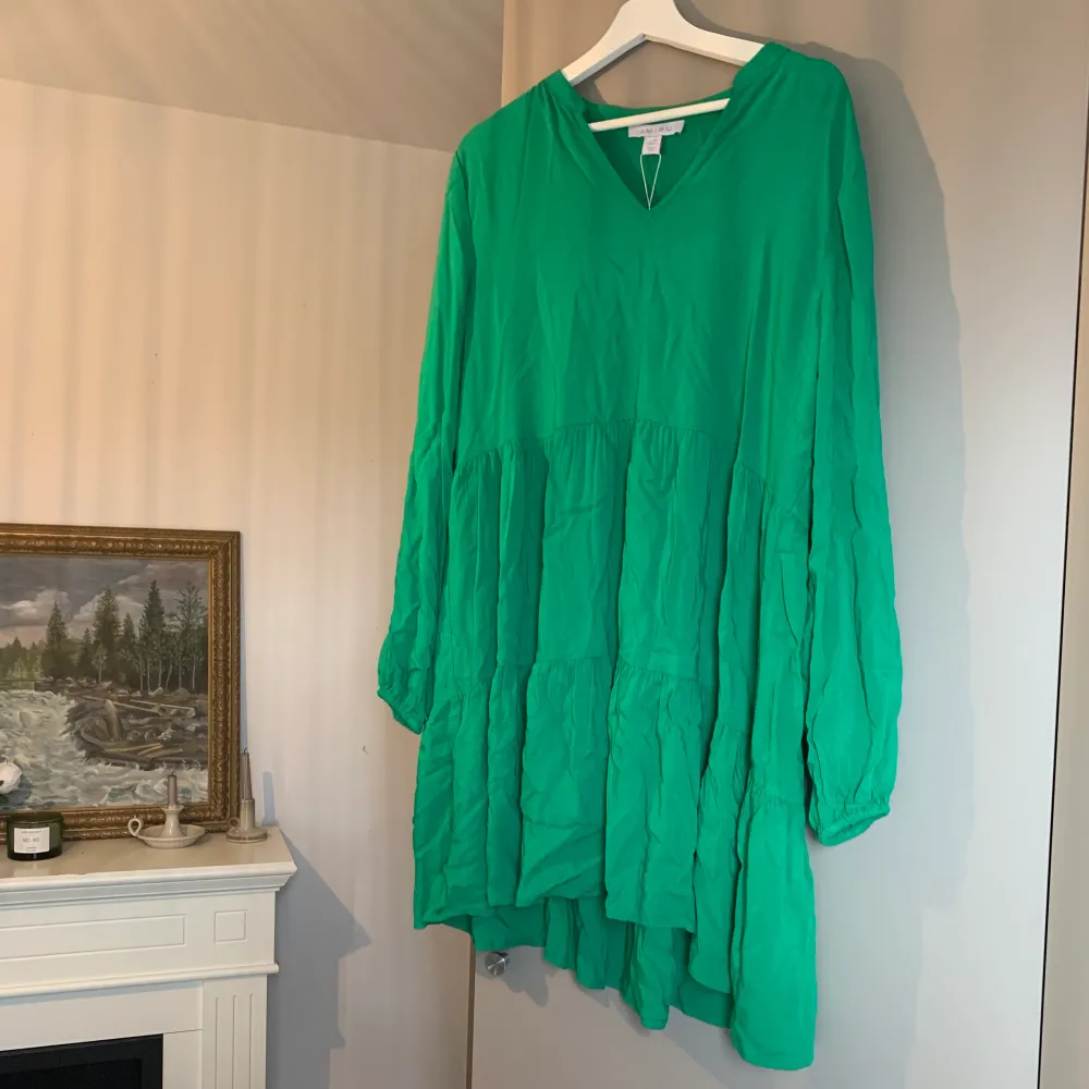 En klänning ifrån new yorker, aldrig använd prislapp kvar. den är i storlek 44 men då är den tajt, så om man vill ha den lösare skulle jag säga att den passar en 38-40 . Klänningar.