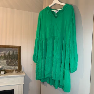 Amisu - En klänning ifrån new yorker, aldrig använd prislapp kvar. den är i storlek 44 men då är den tajt, så om man vill ha den lösare skulle jag säga att den passar en 38-40 