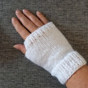 Vita torgvantar stl M/L - Ett par härligt vita torgvantar! Jag har stickat dem i ett garn som är varmt och skönt, men inte stickigt. Kan tvättas i 40 grader. Pris 102 kr+ frakt som vanligt brev. Totalt 115 kr inkl. frakt. Följ mig så ser du nya annonser!