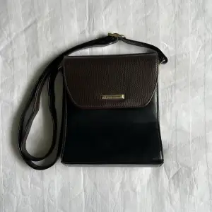 En svart och brun väska 🧸