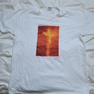 Supreme Piss Christ Tee - Vit Supreme t-shirt med chirst tryck