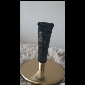 Eye cream  -  Benton Fermentation Eye Cream är en ögonkräm mot rynkor som håller ditt ögonområde återfuktat, smidigt och ungdomligt. 