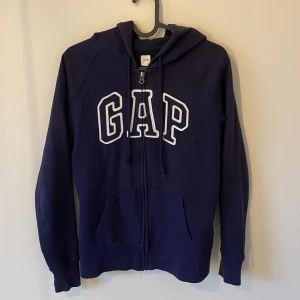 GAP tröja  - Jag säljer min GAP tröja för den är för liten💙den är mörkblå! Pris kan diskuteras 