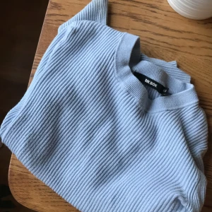 Ljusblå ribbad tröja - Ljusblå lite croppad ribbad tröja från BikBok i storlek XS men den är stretchig så passar även S. Lite smånopprig men inga större skavanker