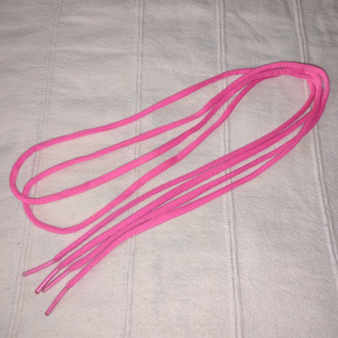 Ett par rosa/neonrosa skosnören, 110 cm - 90