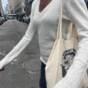 Vit stickad tröja - Den perfekta höst tröjan från brandy Melville🍂❤️tröjan är aldrig använd och endast provad🤗, tröjan är one sized (du står för frakten!)