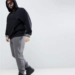 Ny, Hoodie med snörning Strl 3XL Long - Aldrig använd. Tänkt som extrem oversize hoodie men tyvärr ej blivit av. Plus Size - Tall. Frakt med direkt swish till mig 49kr, välj ej Köp Nu isåfall. Samfraktar för minsta möjliga frakt kostnad för dig. Kontakta mig angående detta