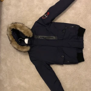 Superdry jacka  - Storlek: Xs, passar personer 168-173cm Skick: Som ny, inga hål eller missfärgning.  Passform: Sitter bra mot kroppen, lite pösig  