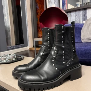 Zara - Boots från zara, använda ca 5 gånger så dem är i mycket fint skick!  Storlek 40🫶🏽