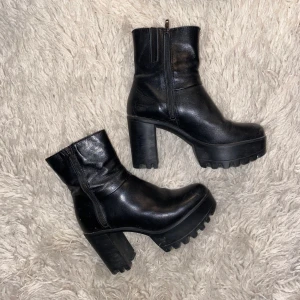 Klackskor i svart läder, depeche, 38 - Suuuuupersköna, kan lätt gå en hel dag och natt utan att få ont, därav använda mycket men fortfarande mycket att ge! (Jag har normalt 37-38) 