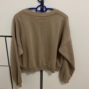 Huddie utan luva beiga bre kvalitet - Beige huddie från lager 157 bra skik.  Ps. Priset kan diskuteras 