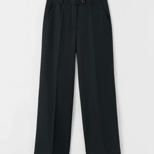 Tiger of Sweden byxa i lös låg modell - Nyinköpt Tiger of Sweden byxa i storlek 40. Jag är en 38 och dessa satt lite för löst men så snygga i en låg passform. Exakt den där nya looken vi vill ha på byxor nu????  Köpte dem för 2200kr!!!  Passade inte mig så vem blir den lyckliga?  