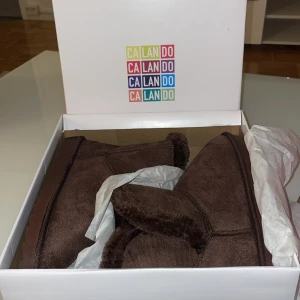 Höst/vinter skor calando - Höst/vinter stövletter fran Zalando i märket calando. Aldrig använda eftersom de var små i storleken men hann aldrig retunera. Fortfarande i boxen. Stl 41 för att de är små i storleken. Passar alla med storlek 40, 39 och 38,5.