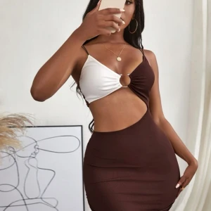 Klänning - Säljer denna klänning från Shein. Använd endast fåtal gånger, är som ny. Sitter som en smäck! Slutsåld på hemsidan