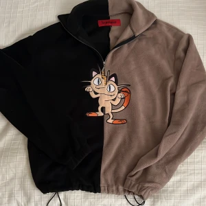 Oversize Meowth tröja - Limited Edition oversize tröja från AN-APPENDAGE. Tröjan är handgjord och känns verkligen jättemjuk. Den är även justerbar runt midjan så den passar bättre. Tröjan är i perfekt skick och knappt använd.   Skriv bara om ni undrar något mer!  