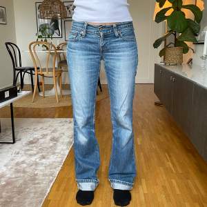 Säljer Levis jeans. Absolut inga defekter och extremt bra kvalitet. Passar för någon som är ungefär 170 cm lång, motsvarar storlek XS. Modellen är rak/ vida ben. Absolut inget fel på dem. ✨ Midjemått: 39 cm rakt över  Innerbenslängd: 84 cm