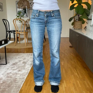 Levi's Jeans - Säljer Levis jeans. Absolut inga defekter och extremt bra kvalitet. Passar för någon som är ungefär 170 cm lång, motsvarar storlek XS. Modellen är rak/ vida ben. Absolut inget fel på dem. ✨ Midjemått: 39 cm rakt över  Innerbenslängd: 84 cm