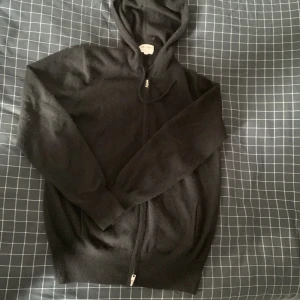 Svart kashmir hoddie från soft goat - Svart Kashmir hoodie från soft goat. 