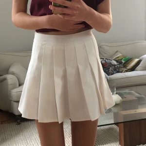 Vit gullig kjol🤍 - En gullig vit kjol från Amazon som jag knappt har använt 🤍 storlek: XS. Jag är ca 174. Den har undershorts inuti💋 inga skador eller fläckar‼️ köparen står för frakt.