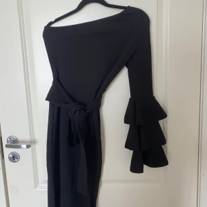 One shoulder klänning - Oke shoulder klänning, åtsittande. Använd en kväll, perfekt skick.  Bälte är insytt i klänningen.