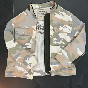 Zadig voltiare jacka - Säljer denna underbara Zadig jacka passande nu på hösten eller till våren!🧡 fraktar endast och byter inte!! Den har tryck på baksidan också!🧡💛🧡