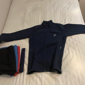 Haglöfs kofta mörk böå - Haglöfs kofta mörk blå strl S den är i bra skick den är flecce kofta