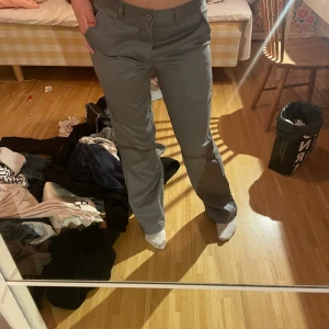Gråa kostym byxor  - (Ber om ursäkt för mitt stökiga rum) Köpte på secondhand, jättesköna och vida i benen. Skriv om du har frågor.💕💕