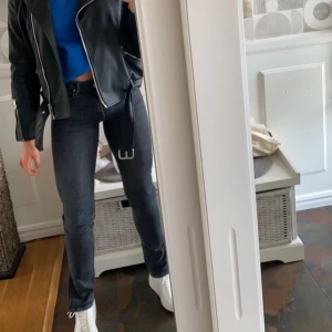Grå jeans med slits - Från zara, storlek s.🍂🤍