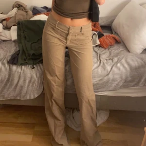 Beiga byxor - Älskar dom här byxorna men använder alldeles för sällan, lite slitna då dom e köpta secondhand men inget man tänker på! Lowaist och flaired 🫶🏼