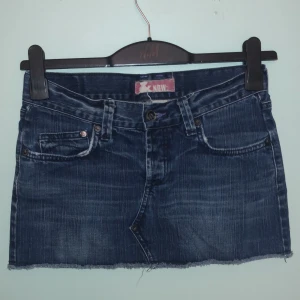 Denim minikjol! - Superfin jeans-minikjol köpt på second hand! Jag har tyvärr aldrig använt den och har inga bilder med den på då den är för liten för mig.