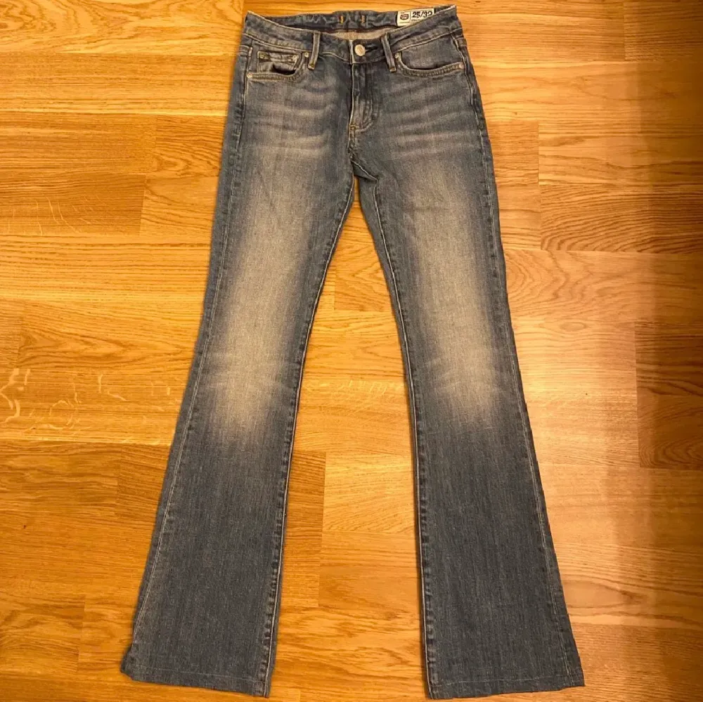 Supersnygga bootcut jeans från crocker, köpta här på plick ❤️ köpare står för frakt ❤️bilderna är lånade från den förra säljaren❤️. Jeans & Byxor.