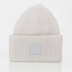 Acne mössa - Säljer ljus grå acne mössa i bra skick. Fråga för egna bilder💕Tryck inte på köp direkt