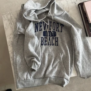 Vintage hoodie  - Säljer nu min älskade thriftade vintage hoodie som är såå fin och går och matcha till allt. Buda från 200🫶🏼💕⚡️