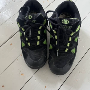 Heelys grön o svart med hjul - Feta rullande heelys !!! Köpköp  Lite slutna på innersidan men inget som stör alls
