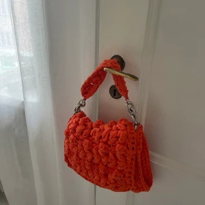Orange väska  - Väska med silverdetaljer